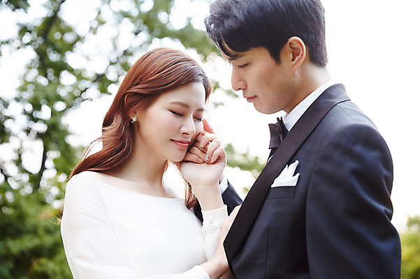 포토 JPG 주간 커플 응시 여자 남자 행복 결혼 사랑 미소 사람 상반신 20대 성인 야외 두명 옆모습 30대 눈감음 손잡기 한국인 가을 예복 설레임 신랑신부 올림픽공원 성인만 국내포토 자연요소 시선 옷 계절 공원 감정 신부_웨딩 뷰포인트 신랑 관계 모션 서울 표정 동양인 이벤트 청년 장년 파일형식