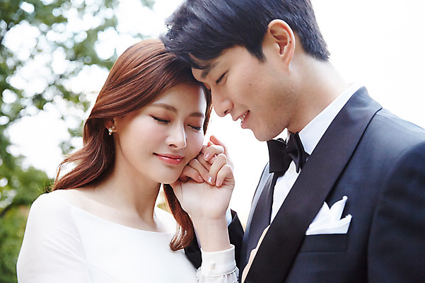 포토 JPG 주간 커플 여자 남자 행복 결혼 사랑 미소 사람 근접촬영 상반신 20대 성인 야외 두명 옆모습 30대 눈감음 손잡기 한국인 가을 예복 설레임 신랑신부 올림픽공원 성인만 머리맞대기 국내포토 자연요소 옷 계절 공원 감정 신부_웨딩 뷰포인트 신랑 관계 모션 서울 표정 동양인 이벤트 청년 장년 파일형식