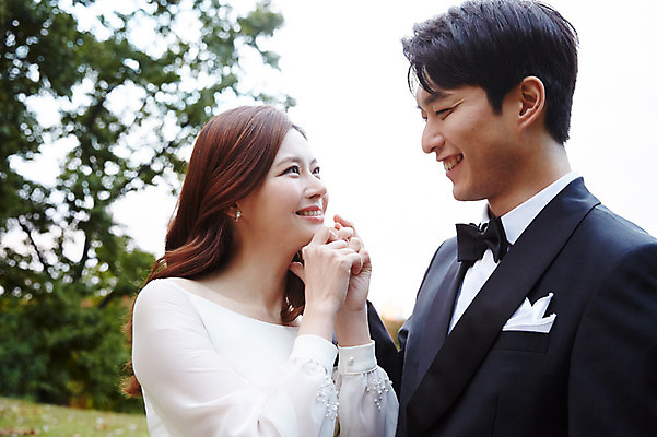 포토 JPG 주간 커플 응시 드레스 여자 남자 행복 결혼 사랑 미소 사람 상반신 20대 성인 야외 두명 옆모습 30대 마주보기 손잡기 한국인 가을 즐거움 예복 설레임 신랑신부 올림픽공원 성인만 국내포토 자연요소 시선 옷 계절 공원 감정 신부_웨딩 뷰포인트 신랑 관계 모션 서울 표정 동양인 이벤트 청년 장년 파일형식