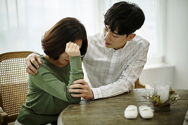 포토 JPG 부부 응시 여자 남자 신혼부부 실내 사람 앉기 상반신 20대 성인 두명 앞모습 옆모습 한국인 슬픔 걱정 아기신발 위로 부부라이프 성인만 난임 국내포토 라이프스타일 커플 시선 감정 뷰포인트 신발 모션 동양인 청년 내부 아기용품 질병 신혼 파일형식