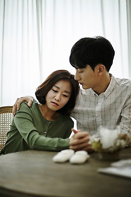 포토 JPG 부부 응시 여자 남자 신혼부부 안기 실내 사람 앉기 상반신 20대 성인 두명 앞모습 손잡기 기댐 한국인 슬픔 걱정 위로 부부라이프 성인만 난임 국내포토 라이프스타일 커플 시선 감정 뷰포인트 모션 동양인 청년 내부 질병 신혼 파일형식