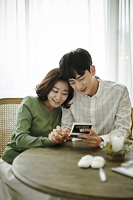포토 JPG 부부 응시 여자 남자 신혼부부 실내 사람 앉기 상반신 20대 성인 두명 앞모습 손잡기 임신 한국인 초음파사진 부부라이프 성인만 난임 국내포토 라이프스타일 커플 시선 뷰포인트 모션 동양인 청년 내부 질병 신혼 파일형식
