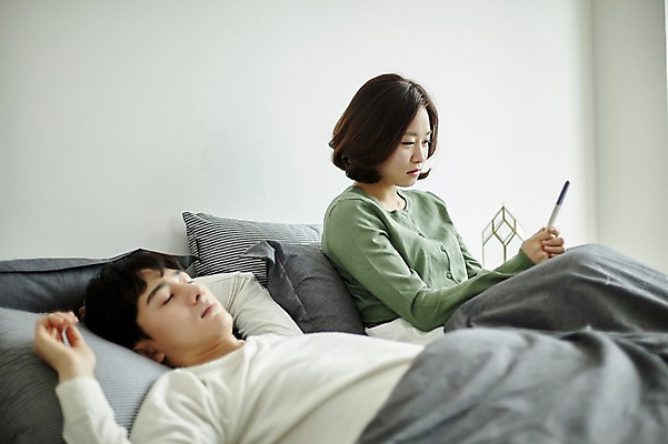 포토 JPG 부부 응시 여자 남자 신혼부부 실내 사람 앉기 상반신 20대 성인 두명 옆모습 눕기 한국인 슬픔 침대 잠 임신테스트기 부부라이프 성인만 난임 국내포토 라이프스타일 커플 시선 감정 뷰포인트 가구 모션 동양인 청년 내부 임신 의료용품 질병 신혼 파일형식