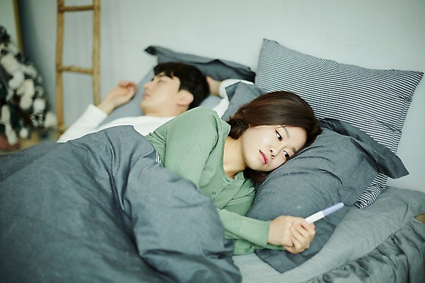 포토 JPG 부부 응시 여자 남자 신혼부부 실내 사람 상반신 20대 성인 두명 앞모습 눕기 한국인 슬픔 침대 잡기 잠 임신테스트기 부부라이프 성인만 난임 국내포토 라이프스타일 커플 시선 감정 뷰포인트 가구 모션 동양인 청년 내부 임신 의료용품 질병 신혼 파일형식