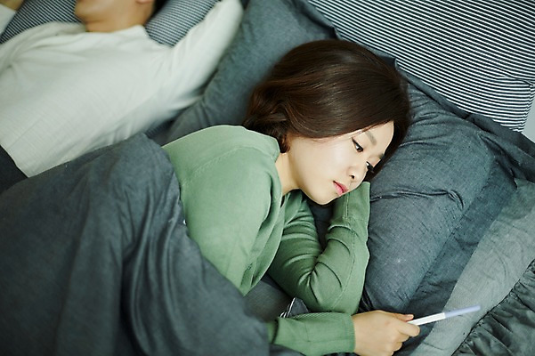 포토 JPG 부부 응시 여자 남자 신혼부부 실내 사람 상반신 20대 성인 두명 옆모습 눕기 한국인 슬픔 침대 잠 임신테스트기 부부라이프 성인만 난임 국내포토 라이프스타일 커플 시선 감정 뷰포인트 가구 모션 동양인 청년 내부 임신 의료용품 질병 신혼 파일형식