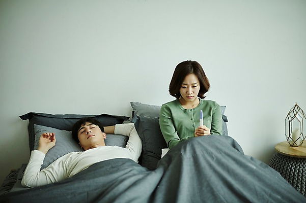 포토 JPG 부부 응시 여자 남자 신혼부부 실내 사람 앉기 상반신 20대 성인 두명 앞모습 눕기 한국인 슬픔 침대 잡기 잠 임신테스트기 부부라이프 성인만 난임 국내포토 라이프스타일 커플 시선 감정 뷰포인트 가구 모션 동양인 청년 내부 임신 의료용품 질병 신혼 파일형식