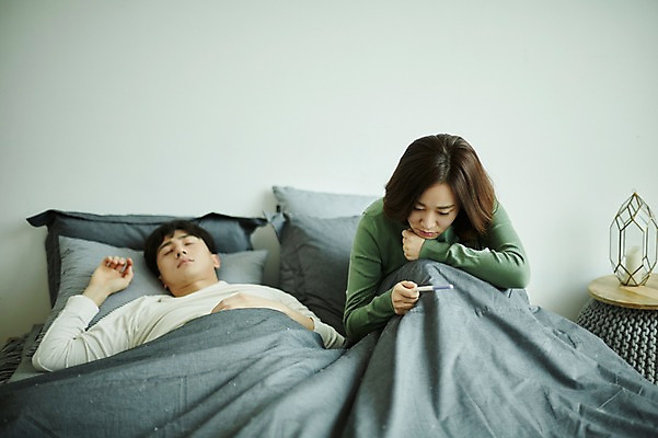 포토 JPG 부부 응시 여자 남자 신혼부부 실내 사람 앉기 상반신 20대 성인 두명 앞모습 눕기 한국인 슬픔 침대 부부라이프 성인만 난임 국내포토 라이프스타일 커플 시선 감정 뷰포인트 가구 모션 동양인 청년 내부 질병 신혼 파일형식