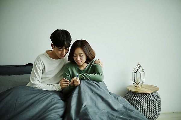 포토 JPG 부부 응시 여자 남자 신혼부부 실내 사람 앉기 상반신 20대 성인 두명 앞모습 한국인 슬픔 침대 잡기 임신테스트기 부부라이프 성인만 난임 국내포토 라이프스타일 커플 시선 감정 뷰포인트 가구 모션 동양인 청년 내부 임신 의료용품 질병 신혼 파일형식