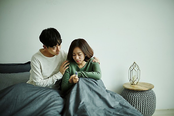 포토 JPG 부부 응시 여자 남자 신혼부부 안기 실내 사람 앉기 상반신 20대 성인 두명 앞모습 한국인 슬픔 침대 잡기 위로 임신테스트기 부부라이프 성인만 난임 국내포토 라이프스타일 커플 시선 감정 뷰포인트 가구 모션 동양인 청년 내부 임신 의료용품 질병 신혼 파일형식