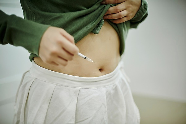 포토 JPG 여자 실내 주사기 한명 서기 사람 상반신 20대 성인 옆모습 한국인 슬픔 복부 부부라이프 성인여자한명만 난임 국내포토 1 라이프스타일 감정 뷰포인트 의료기기 모션 동양인 청년 내부 신체부위 질병 여자한명만 성인여자만 파일형식