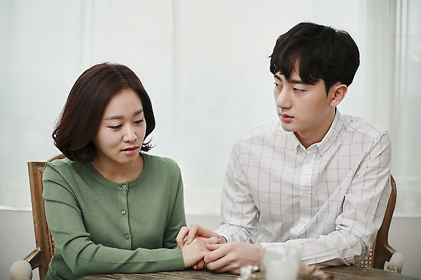 포토 JPG 부부 응시 여자 남자 신혼부부 실내 사람 앉기 상반신 20대 성인 두명 앞모습 손잡기 한국인 슬픔 걱정 위로 부부라이프 성인만 난임 국내포토 라이프스타일 커플 시선 감정 뷰포인트 모션 동양인 청년 내부 질병 신혼 파일형식