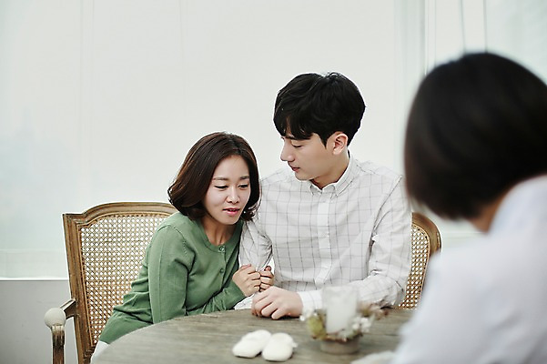 포토 JPG 부부 응시 여자 남자 실내 사람 앉기 상반신 20대 성인 앞모습 뒷모습 세명 한국인 의사 슬픔 걱정 상담 아기신발 위로 부부라이프 성인만 난임 국내포토 라이프스타일 커플 시선 감정 뷰포인트 신발 모션 동양인 청년 내부 아기용품 의료진 질병 파일형식