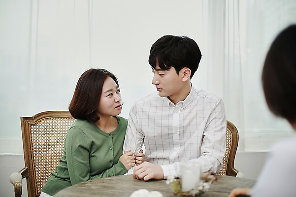 포토 JPG 부부 응시 여자 남자 사람 앉기 상반신 20대 성인 앞모습 세명 한국인 의사 슬픔 잡기 걱정 상담 아기신발 위로 부부라이프 성인만 난임 국내포토 라이프스타일 커플 시선 감정 뷰포인트 신발 모션 동양인 청년 아기용품 의료진 질병 파일형식