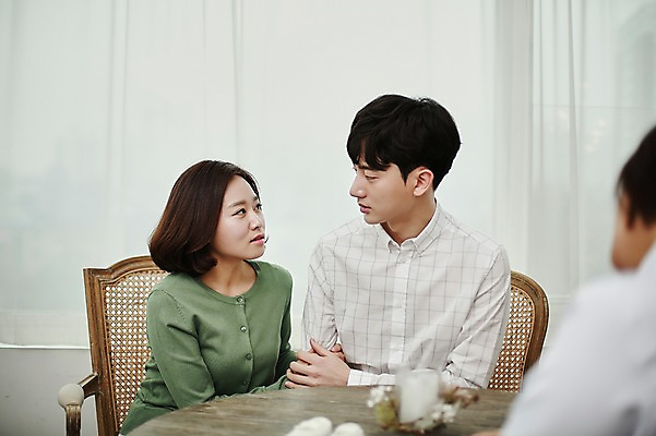 포토 JPG 부부 응시 여자 남자 실내 사람 앉기 상반신 20대 성인 앞모습 뒷모습 세명 한국인 의사 슬픔 잡기 걱정 상담 아기신발 위로 부부라이프 성인만 난임 국내포토 라이프스타일 커플 시선 감정 뷰포인트 신발 모션 동양인 청년 내부 아기용품 의료진 질병 파일형식