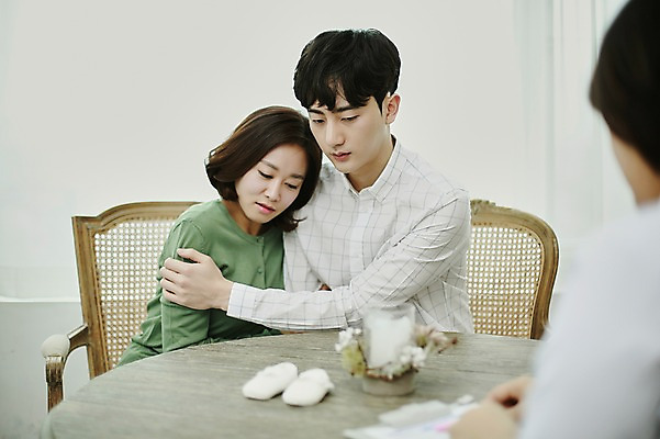 포토 JPG 부부 응시 여자 남자 실내 사람 앉기 상반신 20대 성인 앞모습 뒷모습 세명 기댐 한국인 의사 슬픔 걱정 상담 위로 부부라이프 성인만 난임 국내포토 라이프스타일 커플 시선 감정 뷰포인트 모션 동양인 청년 내부 의료진 질병 파일형식