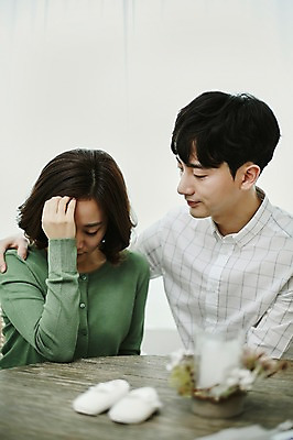 포토 JPG 부부 응시 여자 남자 신혼부부 실내 사람 앉기 상반신 20대 성인 두명 앞모습 한국인 슬픔 걱정 두통 아기신발 위로 부부라이프 성인만 어깨에손 난임 국내포토 라이프스타일 커플 시선 감정 뷰포인트 신발 모션 동양인 청년 내부 아기용품 질병 신혼 파일형식