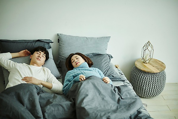 포토 JPG 부부 여자 남자 신혼부부 실내 사람 상반신 20대 성인 두명 눕기 임산부 임신 한국인 침대 잠 숙면 부부라이프 성인만 국내포토 라이프스타일 커플 가구 모션 동양인 청년 내부 신혼 파일형식