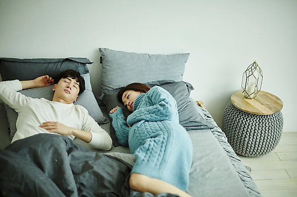 포토 JPG 부부 응시 여자 남자 신혼부부 실내 사람 상반신 20대 성인 두명 앞모습 옆모습 눕기 임산부 임신 한국인 침대 잠 숙면 부부라이프 성인만 국내포토 라이프스타일 커플 시선 뷰포인트 가구 모션 동양인 청년 내부 신혼 파일형식