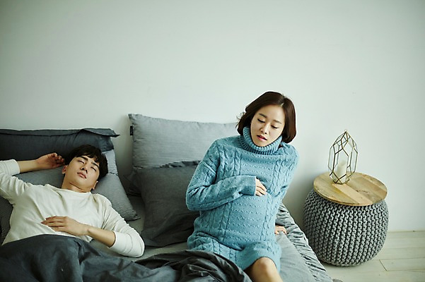 포토 JPG 부부 여자 남자 신혼부부 실내 사람 앉기 상반신 20대 성인 두명 앞모습 눕기 임산부 임신 한국인 침대 잠 숙면 복부 부부라이프 성인만 국내포토 라이프스타일 커플 뷰포인트 가구 모션 동양인 청년 내부 신체부위 신혼 파일형식