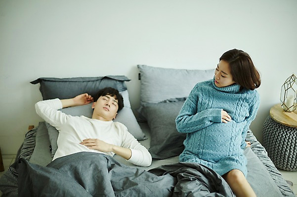 포토 JPG 부부 응시 여자 남자 신혼부부 실내 사람 앉기 상반신 20대 성인 두명 앞모습 눕기 임산부 임신 한국인 침대 잠 숙면 복부 부부라이프 성인만 국내포토 라이프스타일 커플 시선 뷰포인트 가구 모션 동양인 청년 내부 신체부위 신혼 파일형식