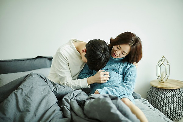 포토 JPG 부부 여자 남자 신혼부부 안기 실내 사람 앉기 상반신 20대 성인 두명 앞모습 임산부 임신 한국인 침대 복부 부부라이프 성인만 국내포토 라이프스타일 커플 뷰포인트 가구 모션 동양인 청년 내부 신체부위 신혼 파일형식