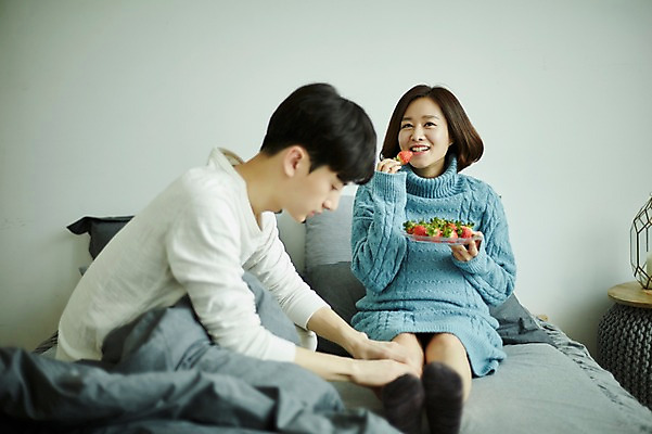 포토 JPG 전신 부부 여자 남자 신혼부부 딸기 실내 미소 들기 사람 앉기 상반신 20대 성인 두명 앞모습 옆모습 임산부 임신 한국인 침대 다리 마사지 먹기 부부라이프 성인만 국내포토 라이프스타일 커플 뷰포인트 가구 과일 모션 표정 동양인 청년 내부 신체부위 신혼 파일형식