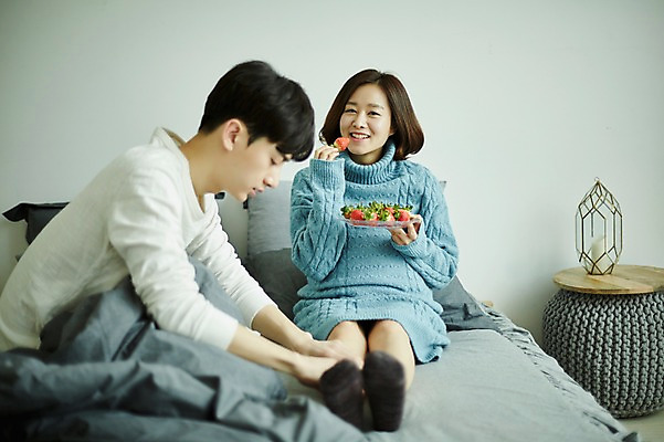포토 JPG 전신 부부 응시 여자 남자 신혼부부 딸기 실내 미소 들기 사람 상반신 20대 성인 두명 앞모습 옆모습 임산부 임신 한국인 다리 마사지 먹기 부부라이프 성인만 국내포토 라이프스타일 커플 시선 뷰포인트 과일 모션 표정 동양인 청년 내부 신체부위 신혼 파일형식