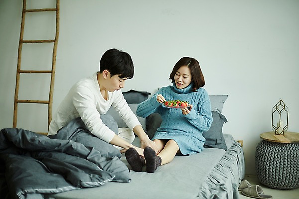 포토 JPG 전신 부부 여자 남자 신혼부부 딸기 실내 미소 사람 앉기 20대 성인 두명 앞모습 옆모습 임산부 임신 한국인 침대 마사지 먹기 부부라이프 성인만 국내포토 라이프스타일 커플 뷰포인트 가구 과일 모션 표정 동양인 청년 내부 신혼 파일형식