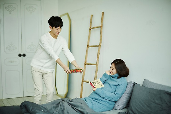 포토 JPG 부부 여자 남자 신혼부부 딸기 실내 서기 들기 사람 앉기 상반신 20대 성인 두명 옆모습 책 독서 기댐 임산부 임신 한국인 침대 잡기 태교 입덧 부부라이프 성인만 국내포토 라이프스타일 커플 뷰포인트 가구 과일 모션 동양인 청년 내부 신혼 파일형식