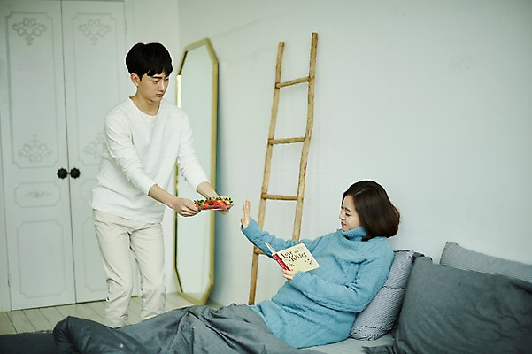 포토 JPG 접시 부부 여자 남자 신혼부부 딸기 실내 서기 들기 사람 앉기 상반신 20대 성인 두명 옆모습 책 독서 기댐 임산부 임신 한국인 침대 거절 태교 입덧 부부라이프 성인만 국내포토 라이프스타일 식기 커플 뷰포인트 가구 컨셉 과일 모션 동양인 청년 내부 신혼 파일형식