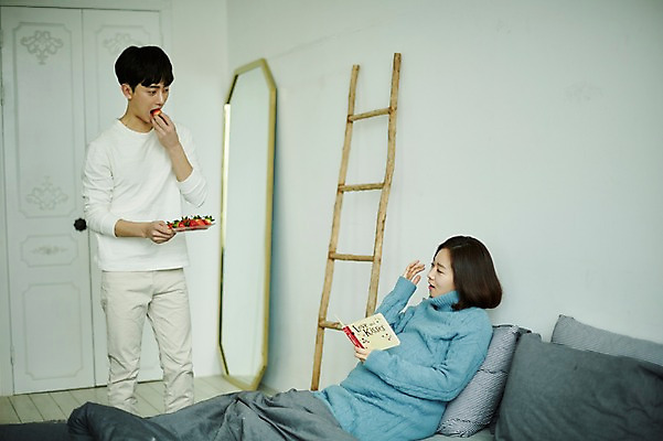 포토 JPG 전신 부부 여자 남자 신혼부부 딸기 실내 서기 들기 사람 앉기 상반신 20대 성인 두명 옆모습 책 독서 기댐 임산부 임신 한국인 침대 먹기 태교 부부라이프 성인만 국내포토 라이프스타일 커플 뷰포인트 가구 과일 모션 동양인 청년 내부 신혼 파일형식