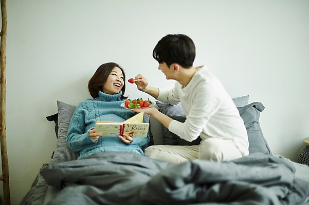 포토 JPG 부부 여자 남자 신혼부부 딸기 실내 미소 사람 앉기 상반신 20대 성인 두명 앞모습 옆모습 책 독서 마주보기 기댐 임산부 임신 한국인 침대 먹여주기 즐거움 태교 부부라이프 성인만 국내포토 라이프스타일 커플 감정 뷰포인트 가구 과일 모션 표정 동양인 청년 내부 먹기 신혼 파일형식