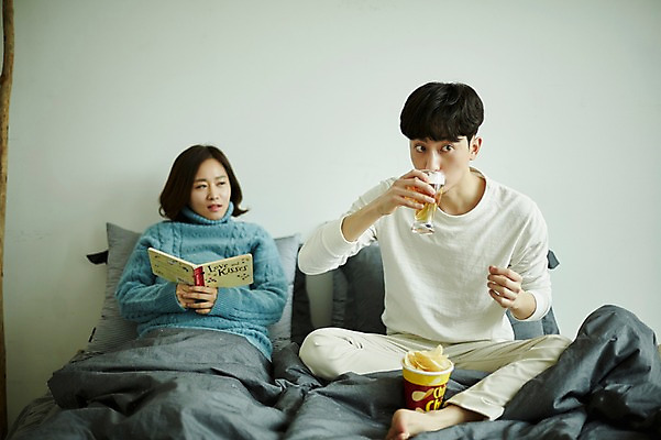 포토 JPG 전신 부부 응시 여자 남자 신혼부부 맥주 실내 들기 사람 앉기 상반신 20대 성인 두명 앞모습 책 독서 기댐 임산부 임신 한국인 마시기 침대 먹기 안주 태교 맥주잔 나쵸 부부라이프 성인만 국내포토 라이프스타일 커플 시선 뷰포인트 가구 술잔 모션 디저트 주류 동양인 청년 내부 신혼 파일형식