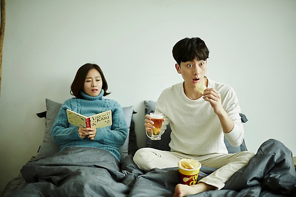 포토 JPG 전신 부부 응시 여자 남자 신혼부부 맥주 실내 들기 사람 앉기 상반신 20대 성인 두명 앞모습 책 독서 과자 기댐 놀람 임산부 임신 한국인 침대 안주 태교 맥주잔 나쵸 부부라이프 성인만 국내포토 라이프스타일 커플 시선 감정 뷰포인트 가구 술잔 모션 디저트 주류 표정 동양인 청년 내부 신혼 파일형식