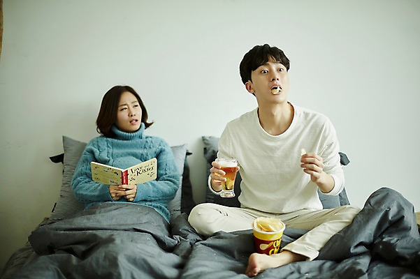 포토 JPG 전신 부부 여자 남자 신혼부부 맥주 실내 대화 사람 앉기 상반신 20대 성인 두명 앞모습 책 독서 과자 기댐 놀람 임산부 임신 한국인 침대 먹기 안주 태교 맥주잔 나쵸 부부라이프 성인만 국내포토 라이프스타일 커플 감정 뷰포인트 가구 술잔 모션 디저트 주류 표정 말하기 동양인 청년 내부 신혼 파일형식