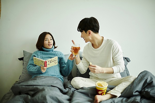 포토 JPG 전신 부부 응시 여자 남자 신혼부부 맥주 실내 대화 들기 사람 상반신 20대 성인 두명 앞모습 책 독서 마주보기 과자 임산부 임신 한국인 먹기 안주 태교 맥주잔 나쵸 부부라이프 성인만 국내포토 라이프스타일 커플 시선 뷰포인트 술잔 모션 디저트 주류 말하기 동양인 청년 내부 신혼 파일형식