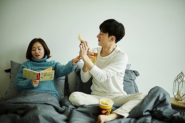 포토 JPG 전신 부부 여자 남자 신혼부부 맥주 실내 사람 앉기 상반신 20대 성인 두명 앞모습 책 독서 과자 기댐 임산부 임신 한국인 침대 먹기 안주 태교 맥주잔 나쵸 부부라이프 성인만 국내포토 라이프스타일 커플 뷰포인트 가구 술잔 모션 디저트 주류 동양인 청년 내부 신혼 파일형식