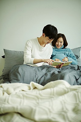포토 JPG 부부 응시 여자 남자 신혼부부 실내 미소 들기 사람 앉기 상반신 20대 성인 두명 앞모습 책 독서 기댐 임산부 임신 한국인 침대 태교 부부라이프 성인만 국내포토 라이프스타일 커플 시선 뷰포인트 가구 모션 표정 동양인 청년 내부 신혼 파일형식