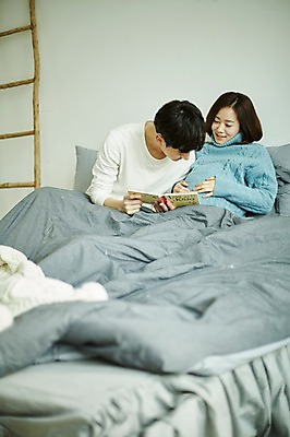 포토 JPG 부부 여자 남자 신혼부부 실내 들기 사람 앉기 상반신 20대 성인 두명 옆모습 책 독서 기댐 임산부 임신 한국인 침대 태교 부부라이프 성인만 국내포토 라이프스타일 커플 뷰포인트 가구 모션 동양인 청년 내부 신혼 파일형식