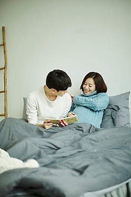 포토 JPG 부부 여자 남자 신혼부부 실내 미소 사람 앉기 상반신 20대 성인 두명 앞모습 책 독서 기댐 임산부 임신 한국인 침대 즐거움 태교 부부라이프 성인만 국내포토 라이프스타일 커플 감정 뷰포인트 가구 모션 표정 동양인 청년 내부 신혼 파일형식