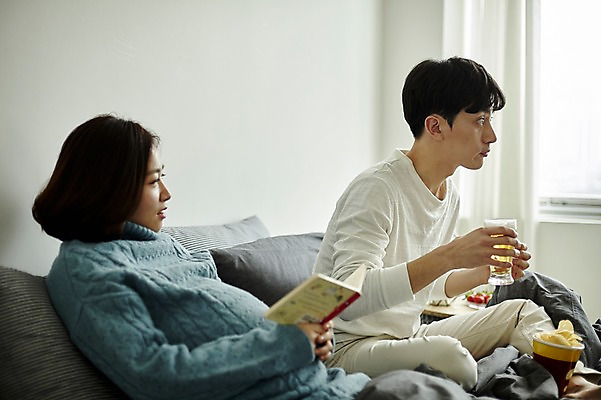 포토 JPG 부부 응시 여자 남자 신혼부부 맥주 실내 들기 사람 앉기 상반신 20대 성인 두명 옆모습 책 과자 임산부 임신 한국인 침대 안주 맥주잔 부부라이프 성인만 국내포토 라이프스타일 커플 시선 뷰포인트 가구 술잔 모션 디저트 주류 동양인 청년 내부 신혼 파일형식