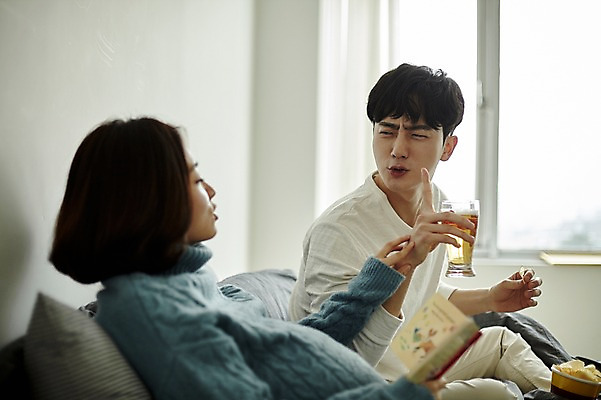 포토 JPG 부부 여자 남자 신혼부부 맥주 실내 들기 사람 앉기 상반신 20대 성인 두명 옆모습 책 과자 임산부 임신 한국인 침대 안주 맥주잔 부부라이프 성인만 국내포토 라이프스타일 커플 뷰포인트 가구 술잔 모션 디저트 주류 동양인 청년 내부 신혼 파일형식
