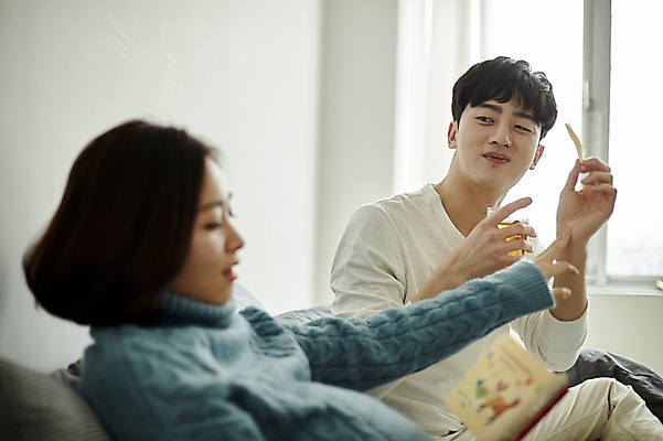 포토 JPG 부부 여자 남자 장난 신혼부부 실내 사람 앉기 상반신 20대 성인 두명 옆모습 책 독서 과자 임산부 임신 한국인 침대 태교 부부라이프 성인만 국내포토 라이프스타일 커플 뷰포인트 가구 모션 디저트 동양인 청년 내부 신혼 파일형식