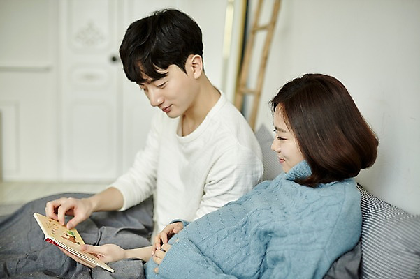 포토 JPG 부부 응시 여자 남자 신혼부부 실내 미소 들기 사람 앉기 상반신 20대 성인 두명 옆모습 책 소파 독서 기댐 임산부 임신 한국인 태교 부부라이프 성인만 국내포토 라이프스타일 커플 시선 뷰포인트 의자 모션 표정 동양인 청년 내부 신혼 파일형식
