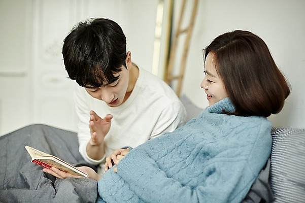 포토 JPG 부부 응시 여자 남자 신혼부부 실내 말하기 미소 사람 상반신 20대 성인 두명 옆모습 책 독서 임산부 임신 한국인 침대 편안함 태교 부부라이프 성인만 국내포토 라이프스타일 커플 시선 뷰포인트 가구 모션 표정 동양인 청년 내부 감각 신혼 파일형식