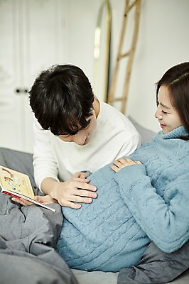 포토 JPG 부부 응시 여자 남자 신혼부부 실내 미소 들기 사람 상반신 20대 성인 두명 앞모습 옆모습 책 독서 임산부 임신 만지기 한국인 배 태교 복부 부부라이프 성인만 국내포토 라이프스타일 커플 시선 뷰포인트 모션 표정 동양인 청년 내부 신체부위 신혼 파일형식 관계 인종 생활