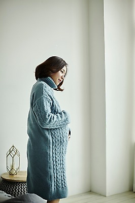 포토 JPG 응시 여자 실내 한명 서기 사람 상반신 20대 성인 옆모습 임산부 임신 만지기 한국인 배 복부 부부라이프 성인여자한명만 국내포토 1 라이프스타일 시선 뷰포인트 모션 동양인 청년 내부 신체부위 여자한명만 성인여자만 파일형식 인종 생활 여자만 성인만