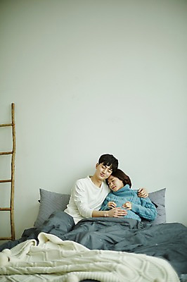 포토 JPG 부부 여자 남자 신혼부부 안기 실내 미소 사람 앉기 상반신 20대 성인 두명 앞모습 눈감음 기댐 임산부 임신 한국인 침대 잠 부부라이프 성인만 국내포토 라이프스타일 커플 뷰포인트 가구 모션 표정 동양인 청년 내부 신혼 파일형식