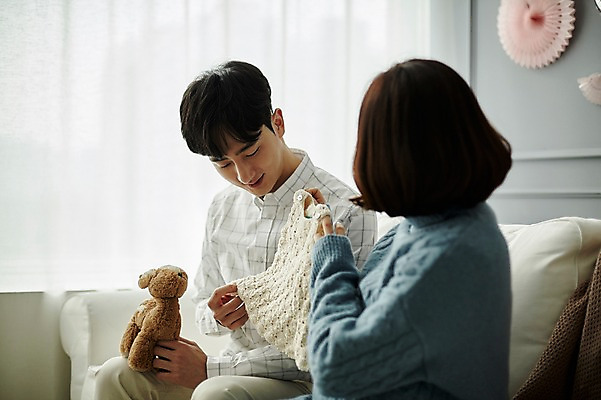 포토 JPG 부부 여자 남자 인형 신혼부부 실내 미소 들기 사람 상반신 20대 성인 두명 옆모습 임산부 임신 아기용품 만지기 한국인 유아복 부부라이프 성인만 국내포토 라이프스타일 커플 옷 뷰포인트 모션 표정 동양인 청년 내부 오브젝트 신혼 파일형식