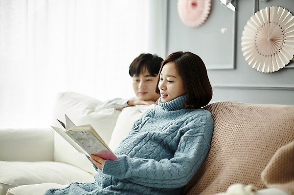 포토 JPG 부부 응시 여자 남자 신혼부부 실내 미소 들기 사람 앉기 상반신 20대 성인 두명 옆모습 책 소파 독서 임산부 임신 한국인 태교 부부라이프 성인만 국내포토 라이프스타일 커플 시선 뷰포인트 의자 모션 표정 동양인 청년 내부 신혼 파일형식